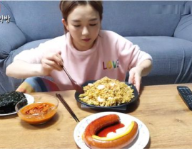 小姐姐为我做蛋炒饭英语,Delicious Egg Fried Rice Made by a Sweetheart Chef