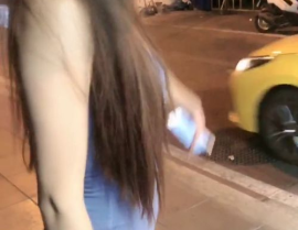 小姐姐送别男友回家,温馨画面定格美好时光